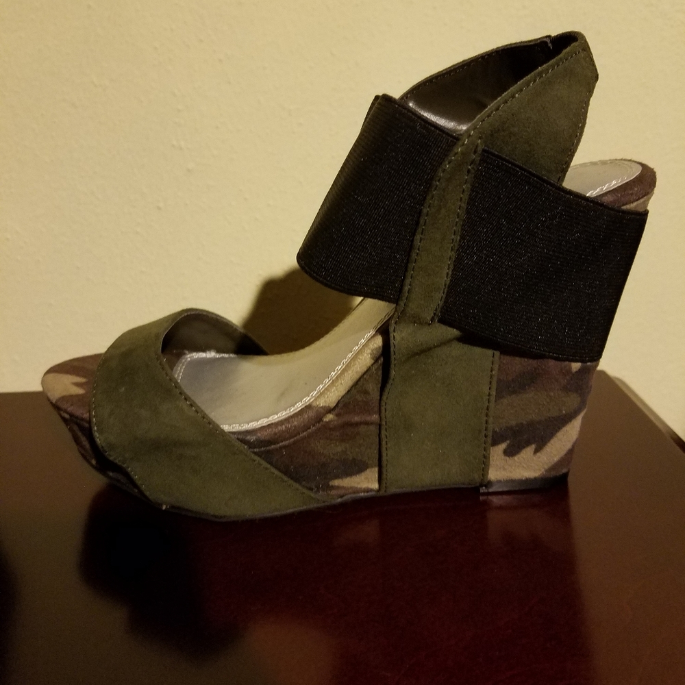 Like new Nine West Camo Colored Platform Wedges, Size 5.5 - Picture 3 of 11